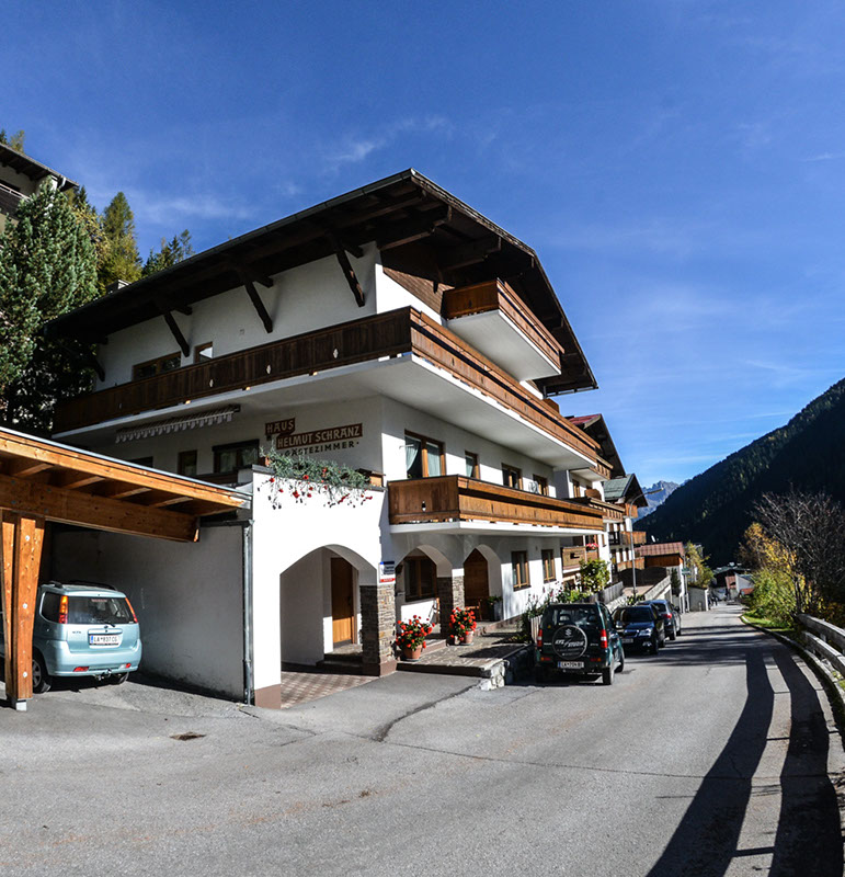 a-haus-helmut-schranz-im-sommer