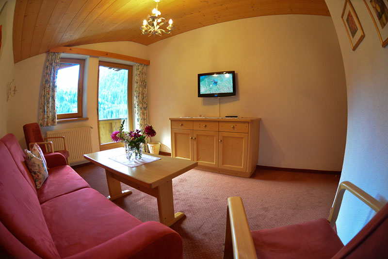 ferienwohnung-stanzertal-wohnzimmer-3